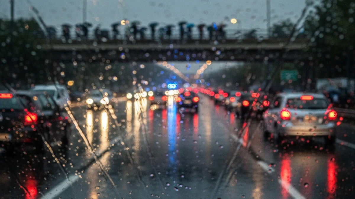 Generic image of vehicle traffic under heavy rain on a city access highway.