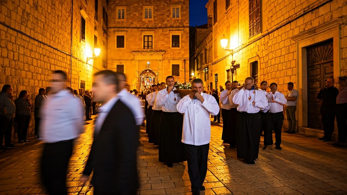 Imatge genèrica d'una processó religiosa al capvespre en una ciutat mediterrània.