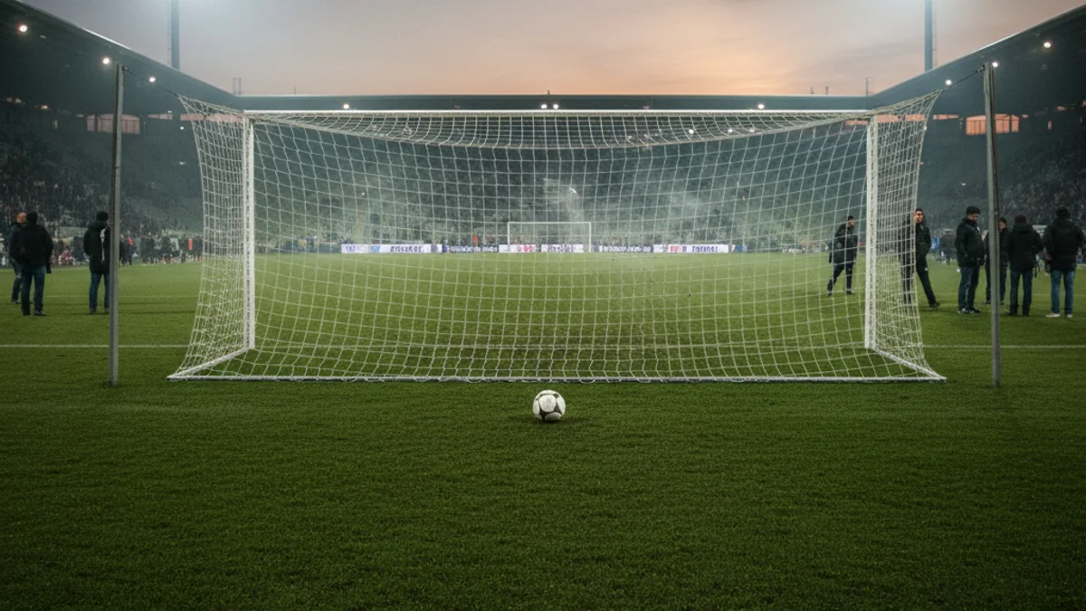 Imagen genérica de un balón de fútbol en la red de una portería durante el atardecer.