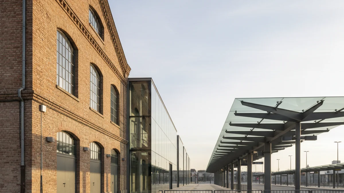 Imatge genèrica de la nova estació d'autobusos de Lleida que integra l'antic edifici dels Docks.