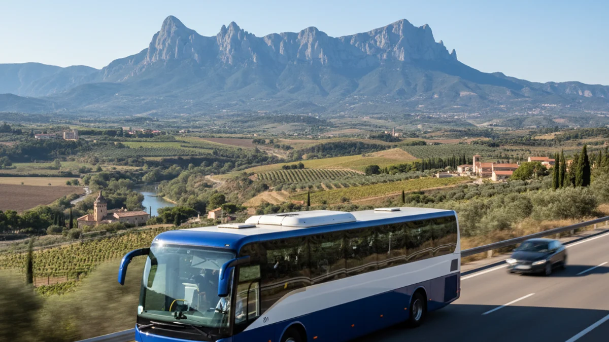 Imagen genérica de un autobús interurbano circulando por una carretera con Montserrat al fondo.