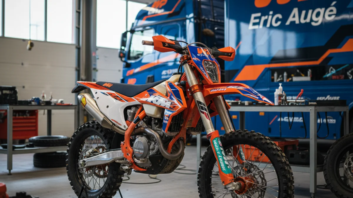 Imatge genèrica d'una motocicleta d'enduro de competició amb nous colors i equipament tècnic.