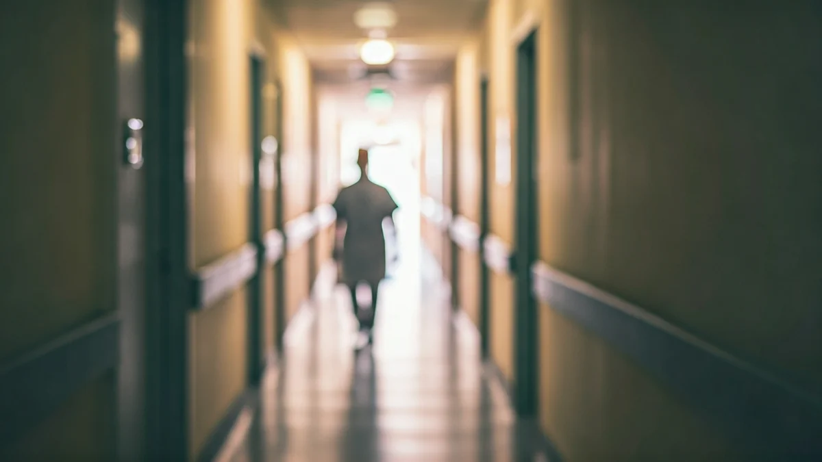 Imatge genèrica d'un passadís d'hospital amb una porta tancada, suggerint una àrea d'aïllament.