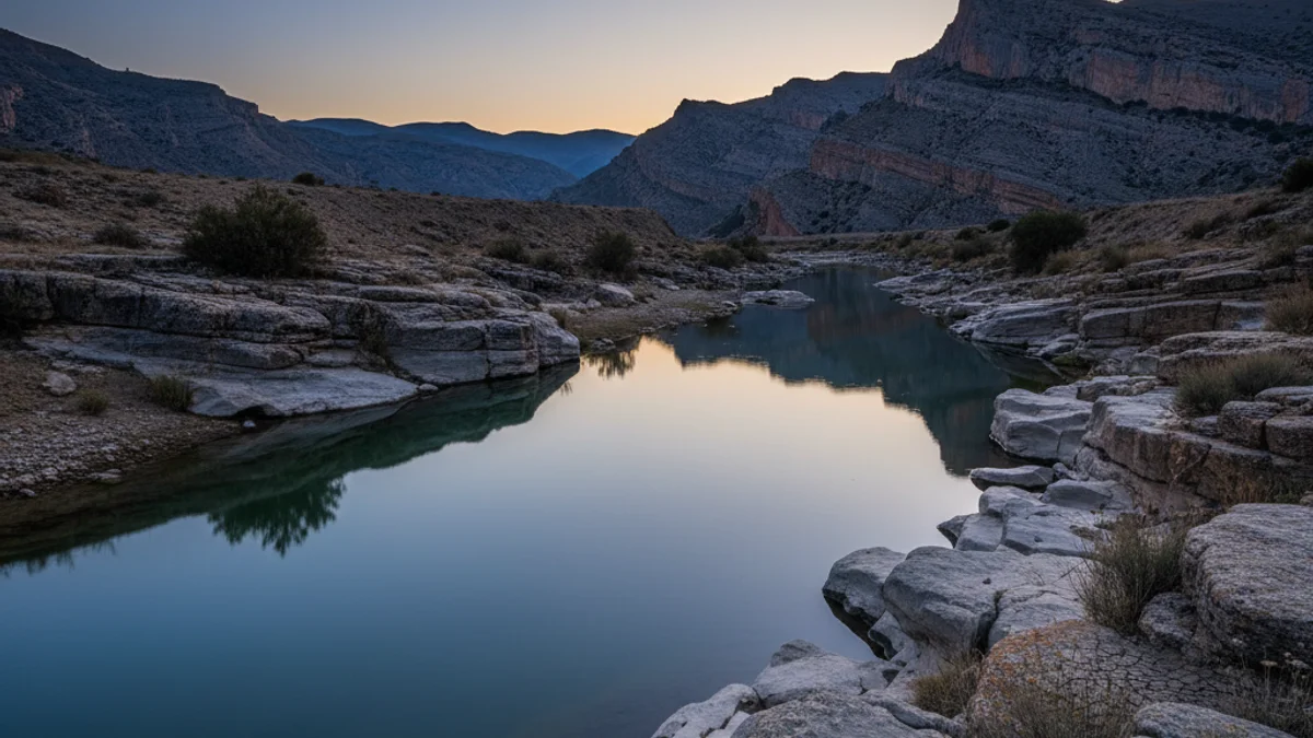 Imatge genèrica d'un riu discorrent entre muntanyes del Prepirineu.