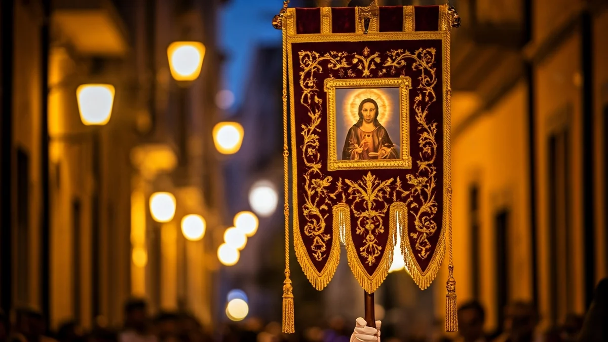 Imatge genèrica d'un estendard de processó religiosa amb detalls brodats, sostingut per mans, amb un carrer mediterrani difuminat al fons.