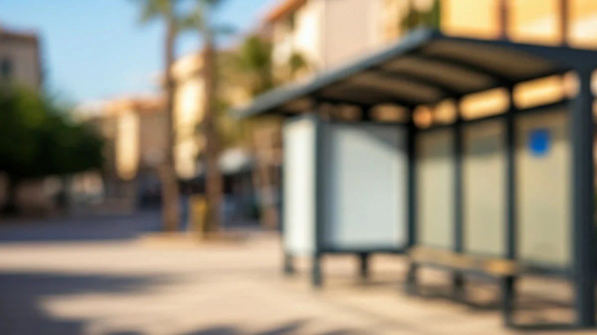 Imagen genérica de una estación de autobuses moderna y renovada con bancos y paneles informativos.