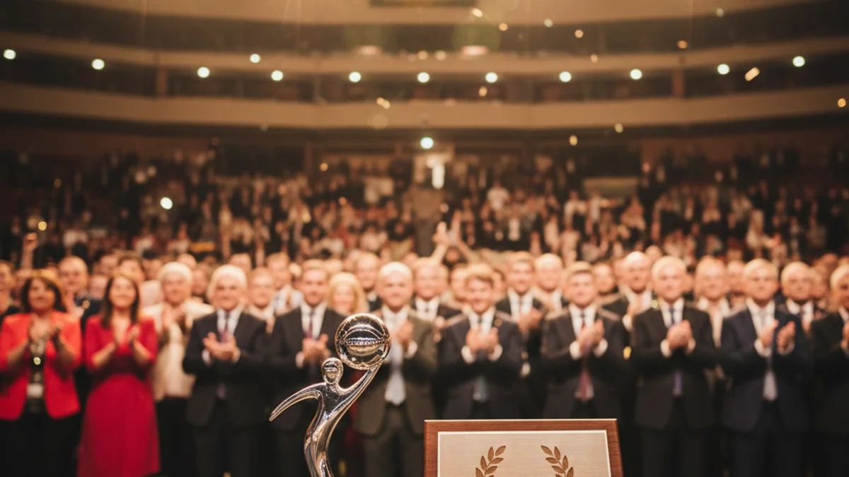 Imatge genèrica d'un acte de reconeixement institucional amb un trofeu sobre un podi.