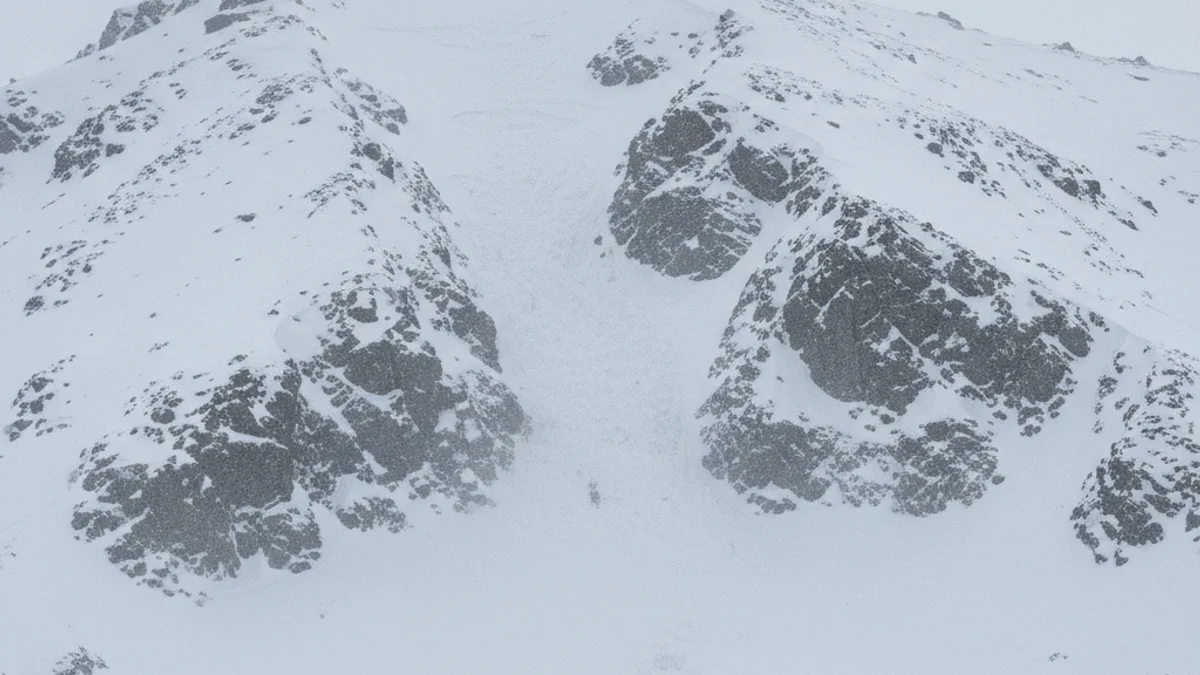 Imatge genèrica d'un helicòpter de rescat sobrevolant una zona de muntanya nevada després d'una allau.