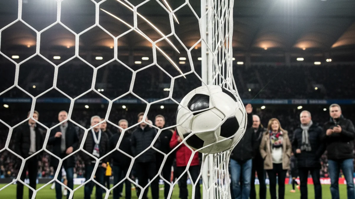 Imatge genèrica d'una pilota de futbol entrant a la porteria durant un partit nocturn.