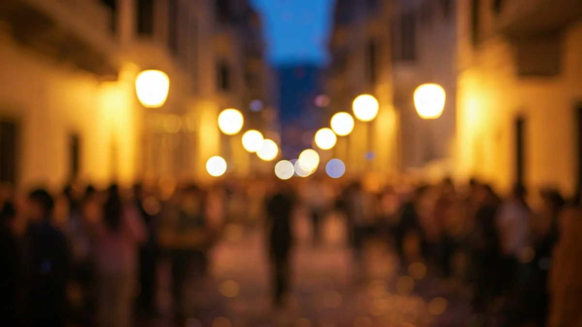 Imatge genèrica d'una escena festiva amb gent i confeti en un carrer mediterrani.