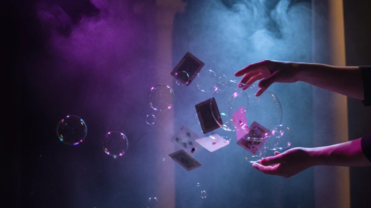 Imatge genèrica d'un espectacle de màgia amb llums i efectes visuals en un escenari.