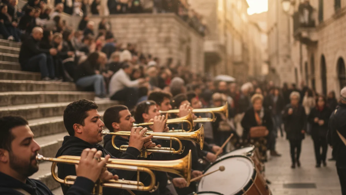 Imagen genérica de una banda de tambores desfilando por un casco histórico durante una celebración tradicional.