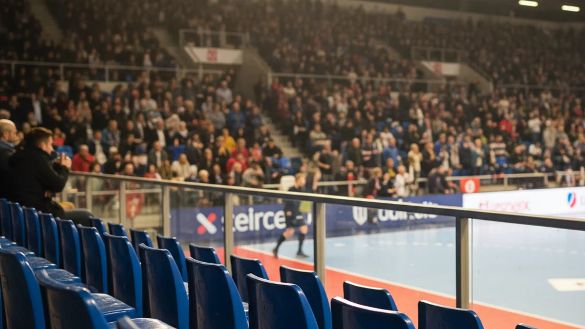 Imatge genèrica de les grades d'un pavelló esportiu durant un partit.