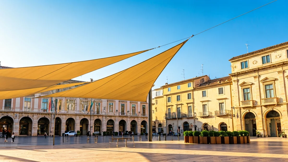 Imatge genèrica de veles triangulars proporcionant ombra en una plaça urbana.