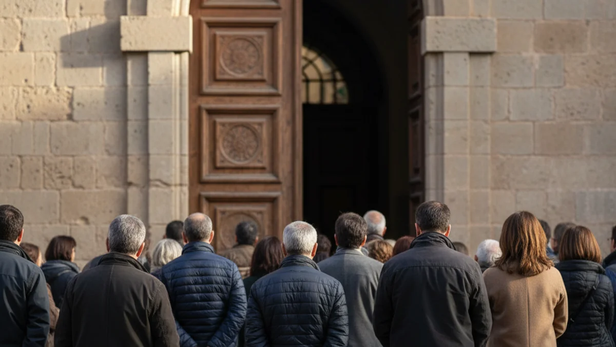 Imatge genèrica d'una concentració de treballadors davant d'una institució pública en senyal de protesta.
