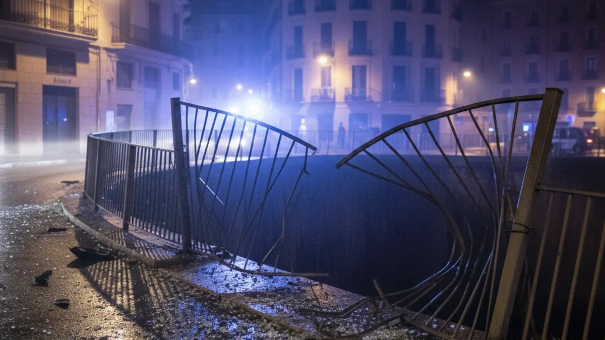 Imatge genèrica d'un desnivell amb una tanca de protecció trencada durant la nit amb llums d'emergència.