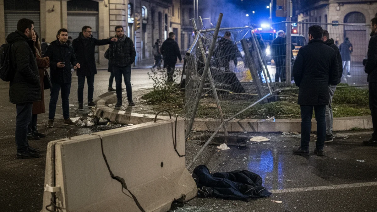 Imatge genèrica d'una rotonda de carretera de nit amb llums d'emergència blaus difuminats.