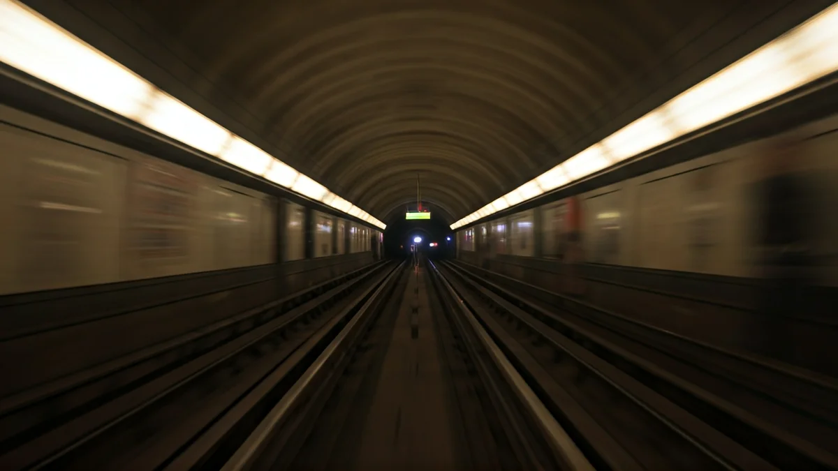 Imatge genèrica d'un túnel de metro amb llums borroses.