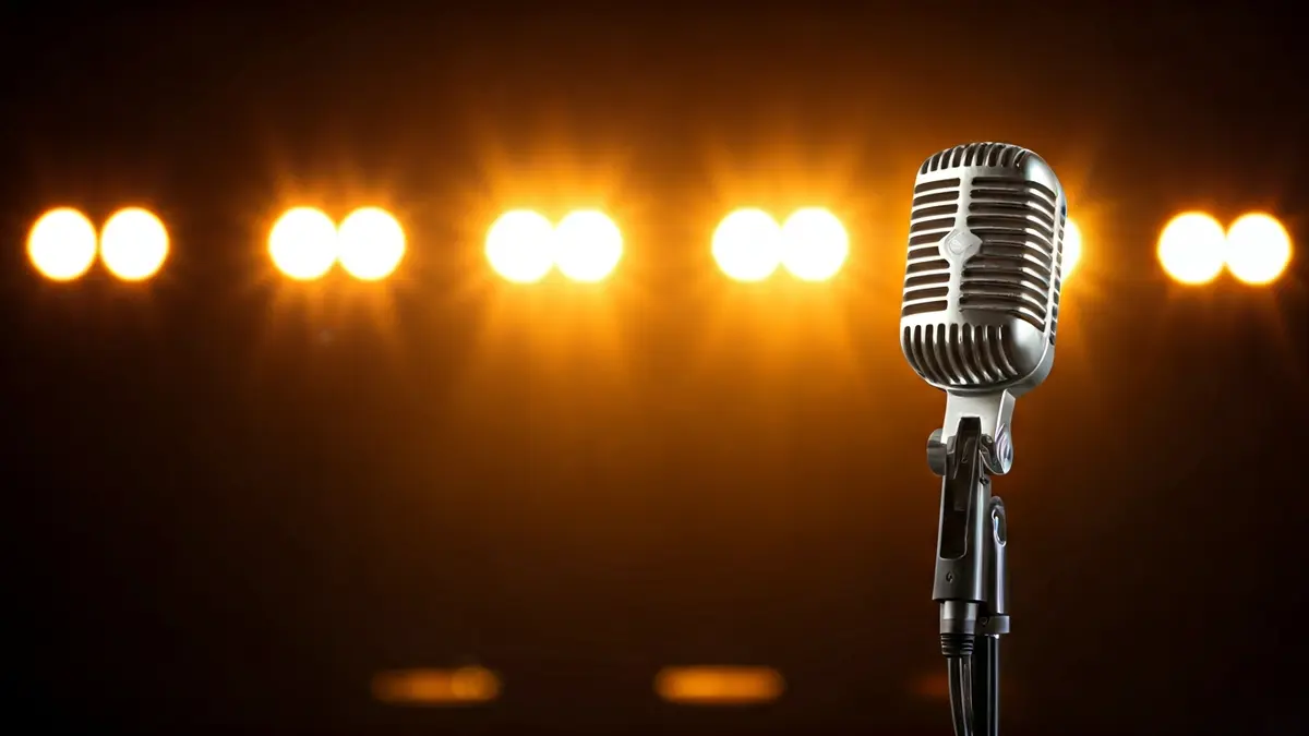 Imagen genérica de un micrófono en un escenario, simbolizando un concurso de canto.