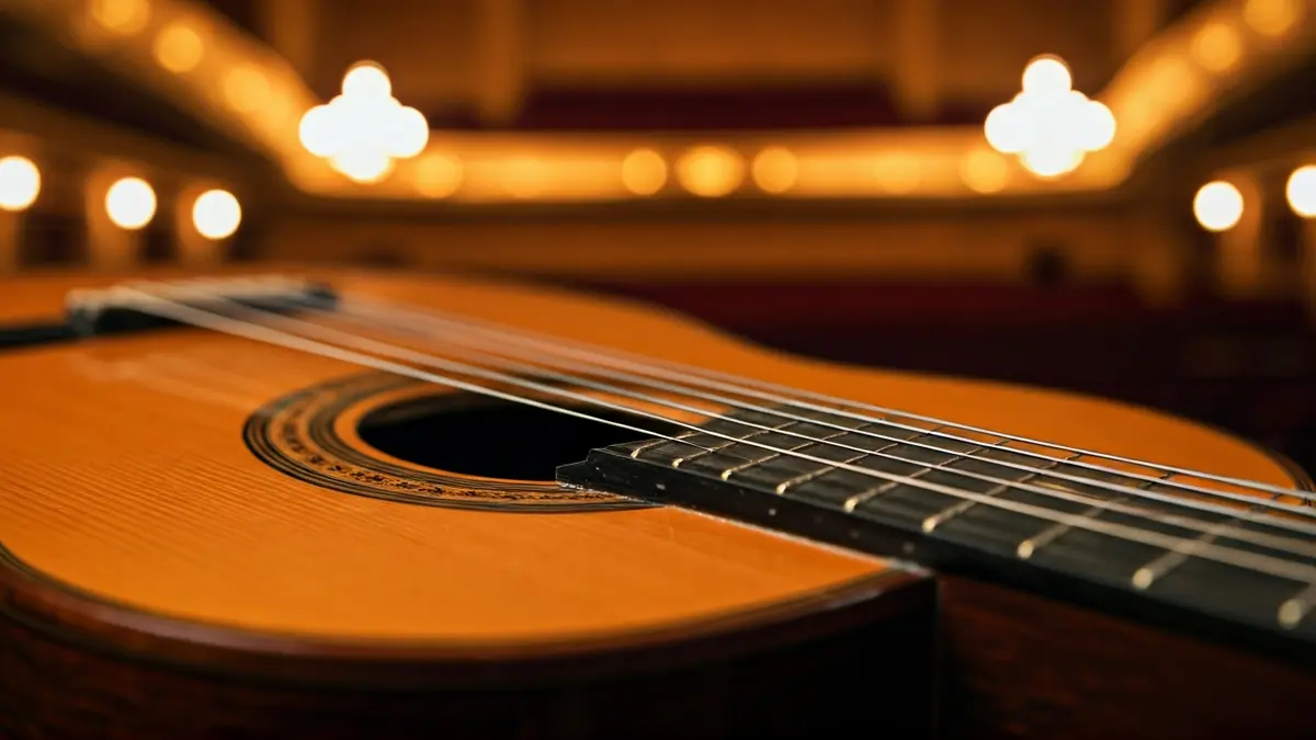 Imatge genèrica d'una guitarra clàssica en un escenari de concert.