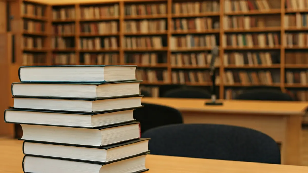 Imatge genèrica d'una presentació de llibre en una biblioteca amb un ambient acollidor.