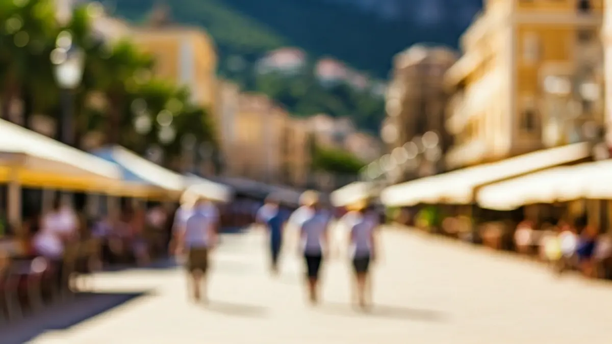 Imatge genèrica d'una ciutat costanera mediterrània amb gent gaudint de les vacances.