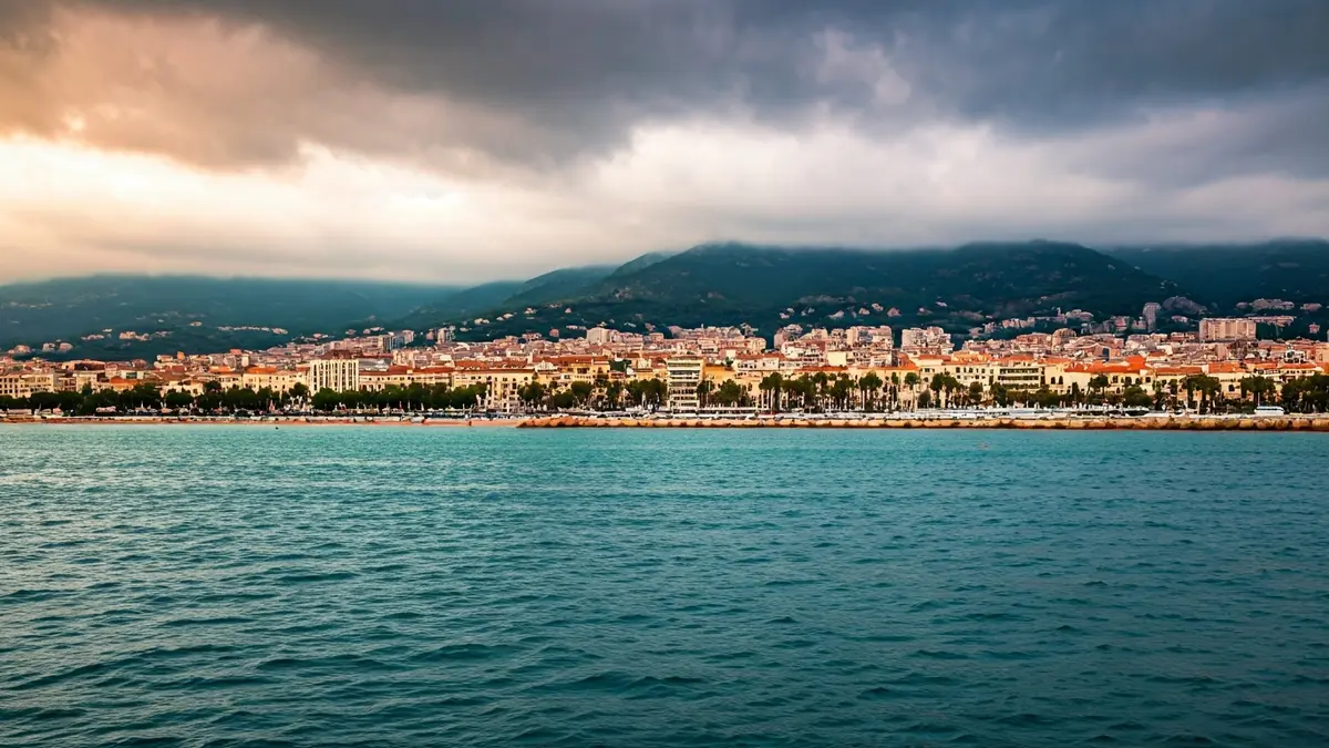 Imatge genèrica d'una ciutat costanera amb boira i núvols baixos.