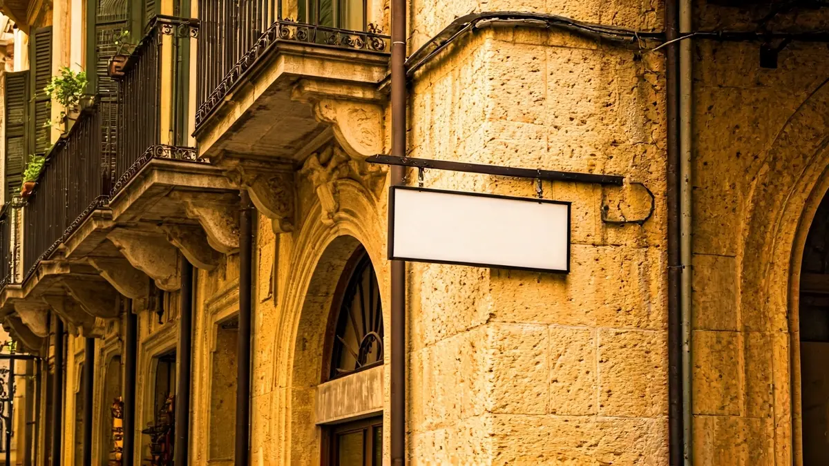 Façana d'un comerç emblemàtic amb detalls arquitectònics tradicionals a Barcelona.