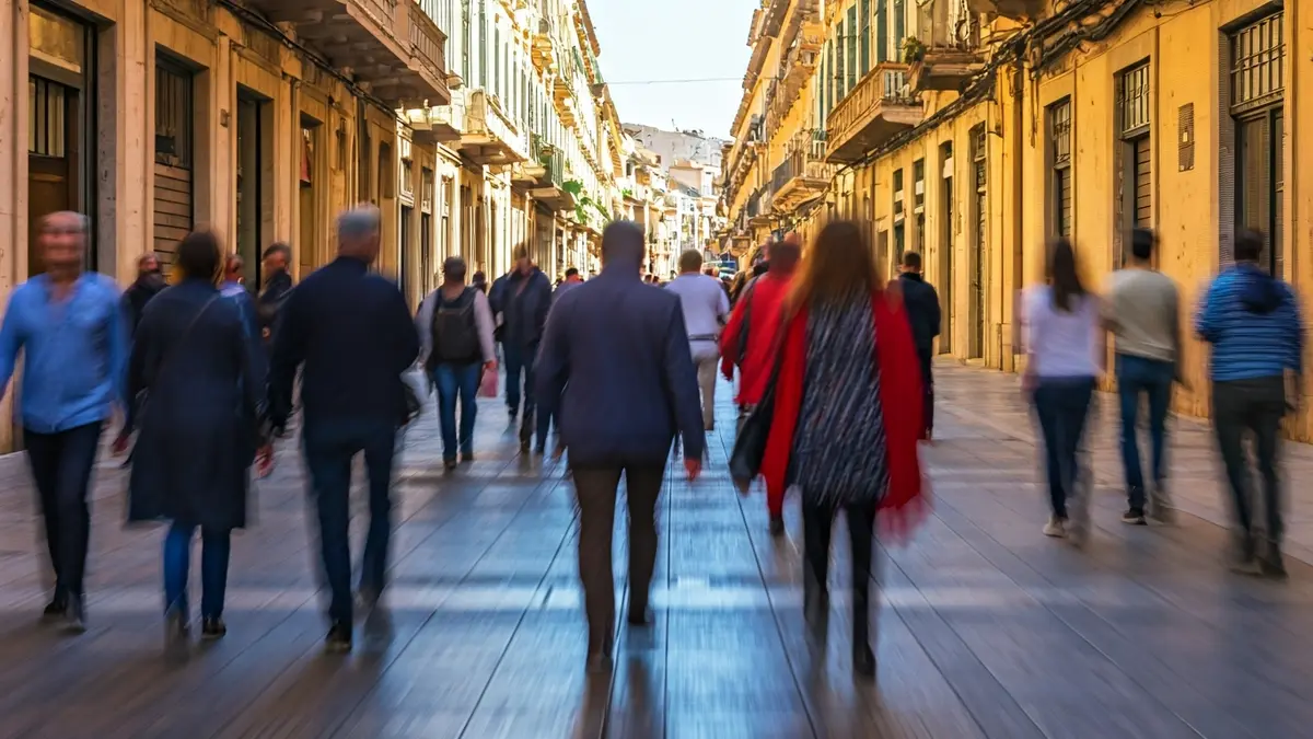 Imagen genérica de una escena urbana con gente diversa caminando, simbolizando el flujo de población.