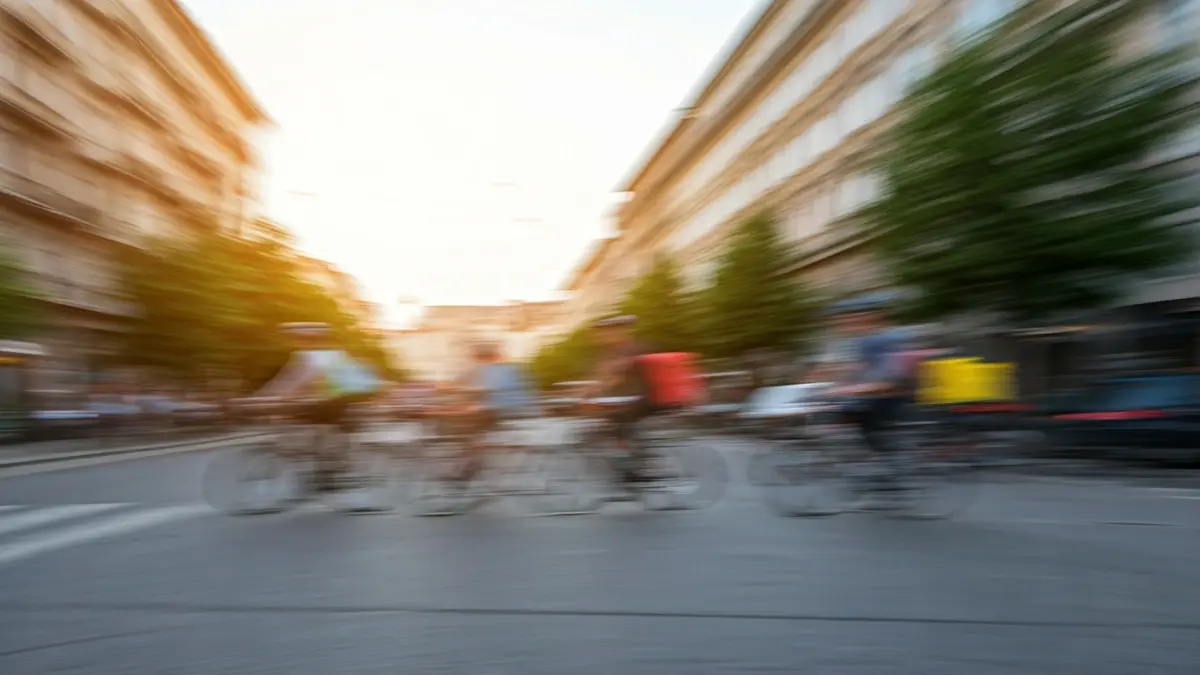 Imatge genèrica de bombers voluntaris manifestant-se en bicicleta per Barcelona.