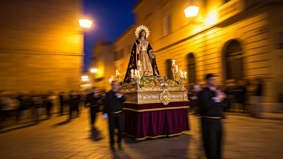 Imagen de una procesión de Semana Santa con figuras religiosas y feligreses.