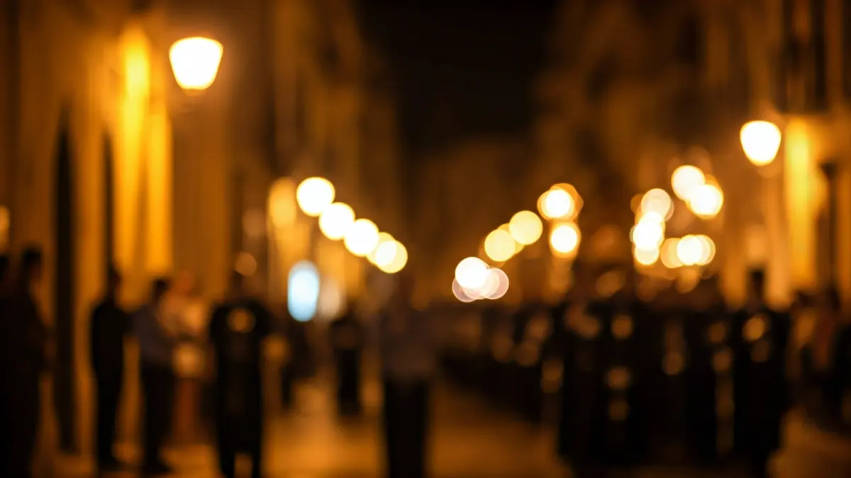 Imatge genèrica d'una processó religiosa nocturna amb il·luminació càlida.