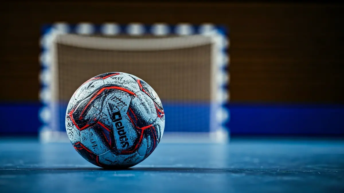 Imatge genèrica d'una pilota d'handbol en una pista.