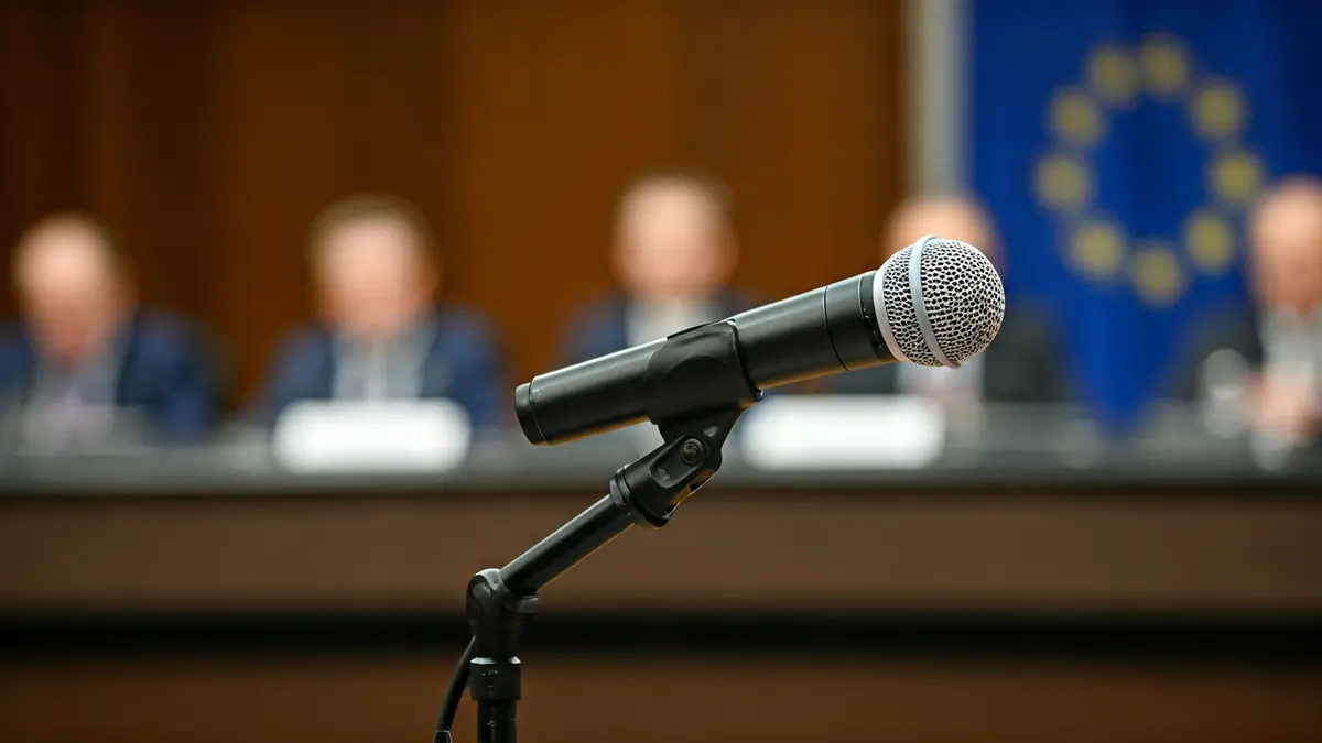 Imagen genérica de un micrófono en un atril, simbolizando una cumbre política.