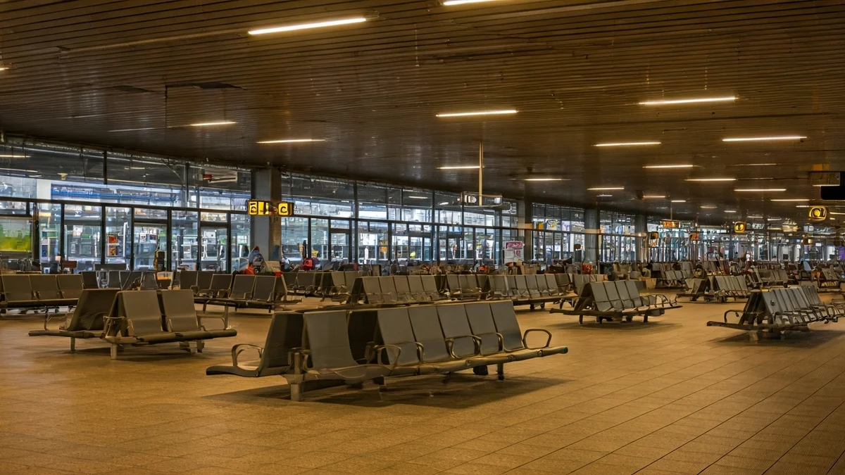 Imatge genèrica d'una estació d'autobusos moderna amb seients i pantalles d'informació.
