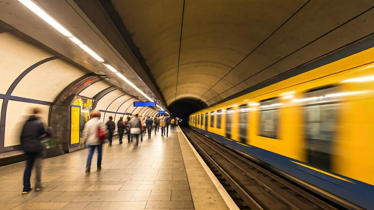 Imatge genèrica d'una andana de metro amb passatgers i un tren arribant.