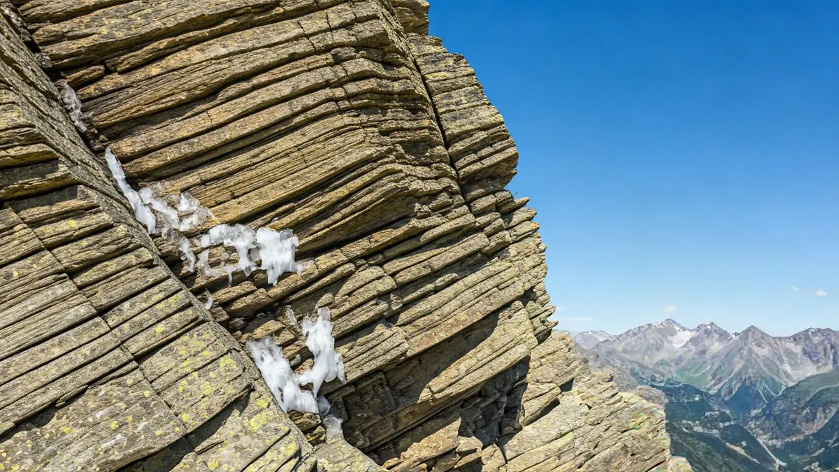 Imatge d'una formació rocosa amb permafrost al Pirineu.