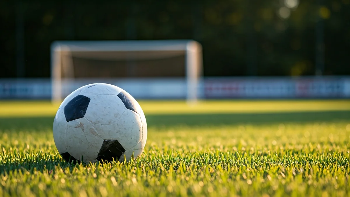 Imagen genérica de un balón de fútbol sobre el césped de un campo.