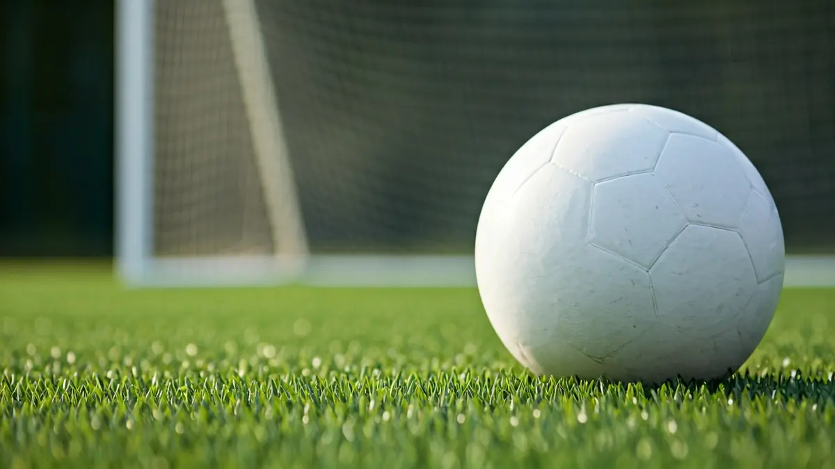 Imagen genérica de un balón de fútbol sobre el césped de un campo.