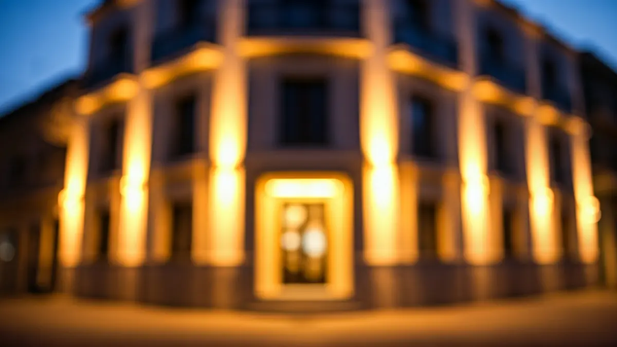 Imagen genérica de un hotel o alojamiento temporal con luces cálidas por la noche.
