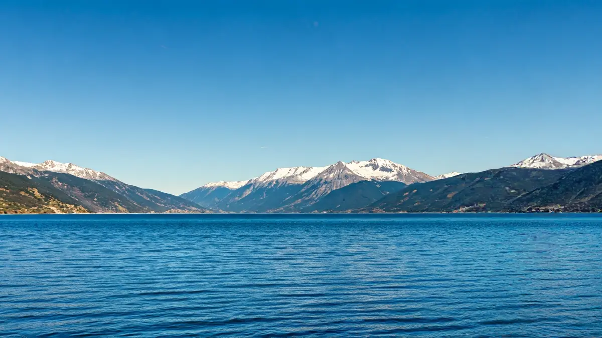 Imatge dels Pirineus, amb muntanyes i cel clar, simbolitzant el canvi climàtic.