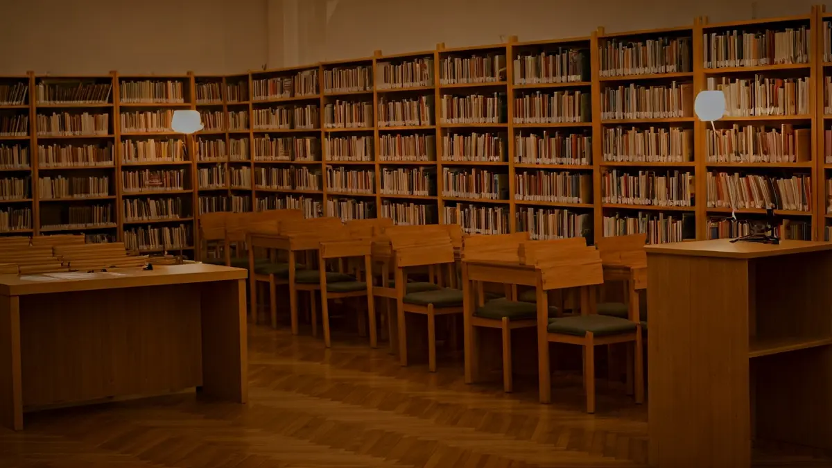 Imatge genèrica d'una sala de presentacions literàries amb prestatgeries i un micròfon.