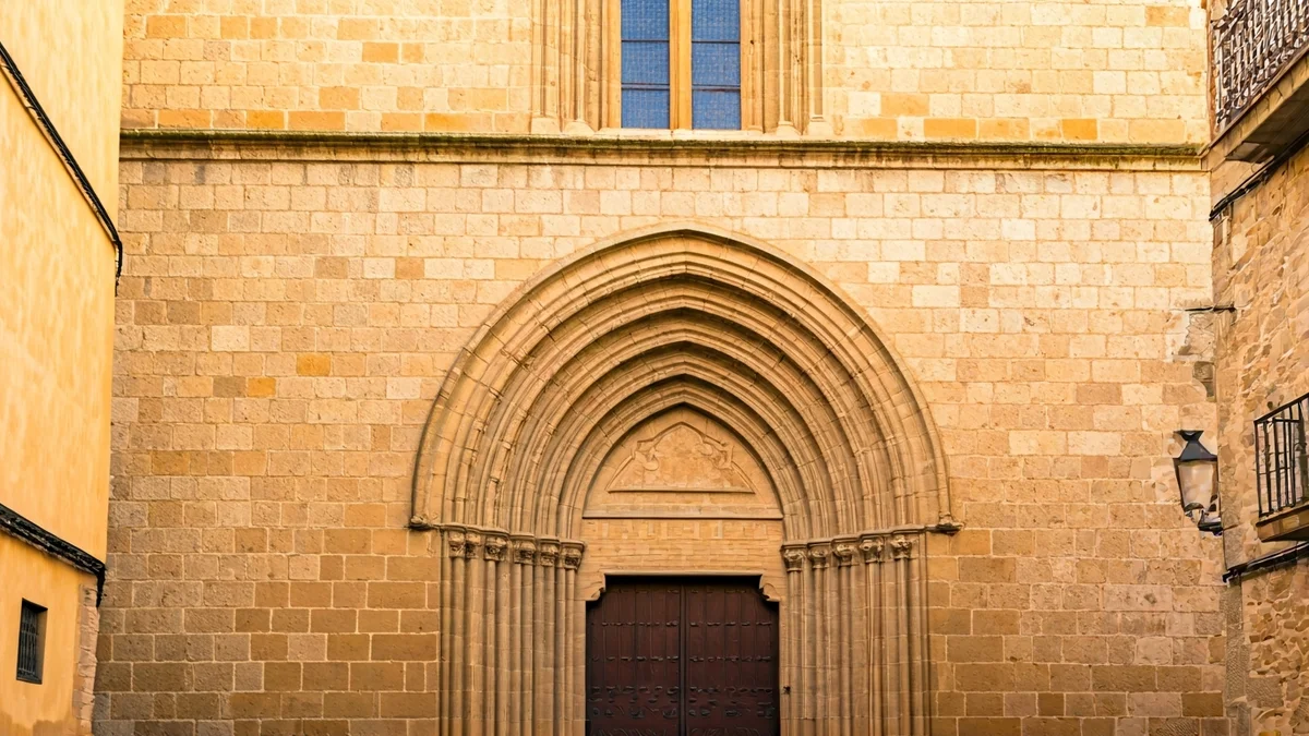 Imatge genèrica de la façana d'una església antiga amb signes de deteriorament i xarxes de protecció.