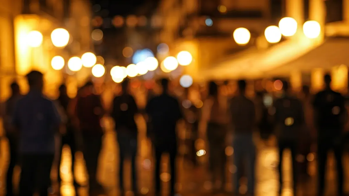Imatge genèrica d'una celebració cultural en una plaça mediterrània amb gent i confeti.