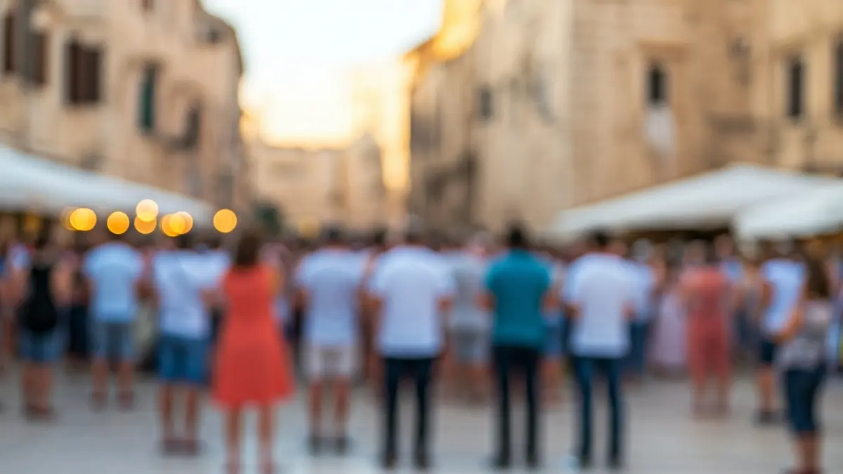 Imatge genèrica d'una plaça amb gent ballant en un ambient festiu.
