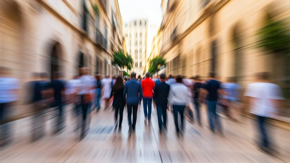 Imatge genèrica de persones caminant per un carrer de ciutat, simbolitzant la diversitat de població.