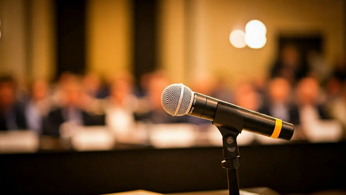 Imatge genèrica d'un micròfon en un faristol durant una conferència.