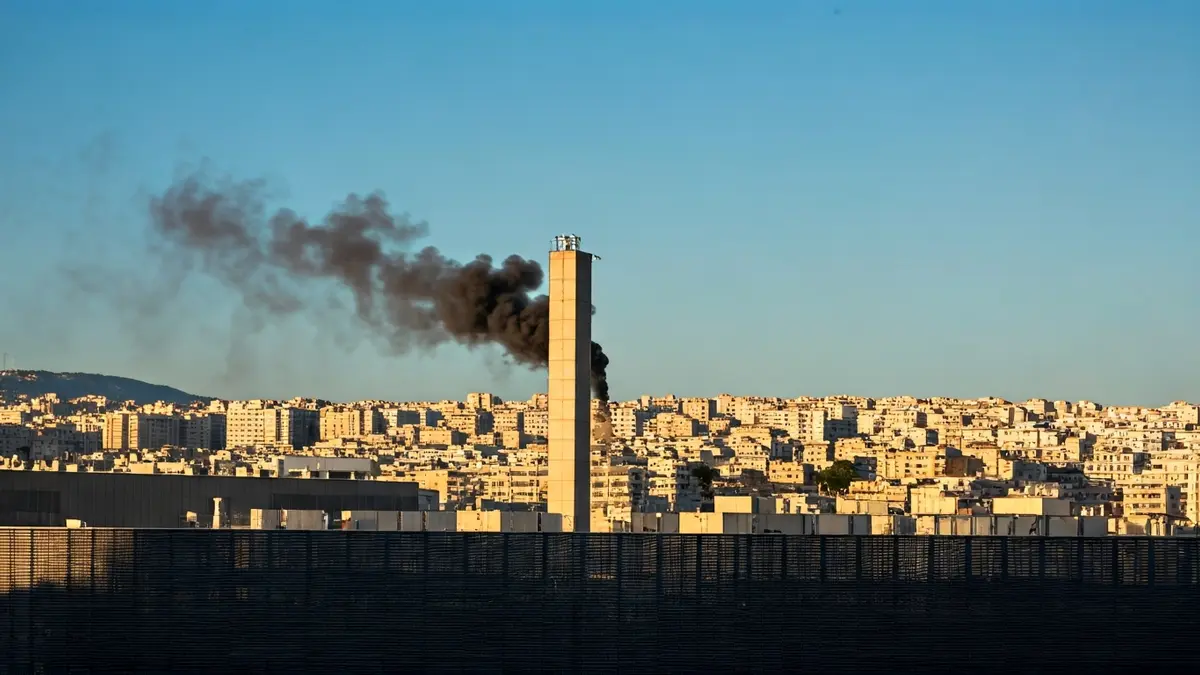 Imatge genèrica d'una columna de fum sobre un edifici de ciutat.