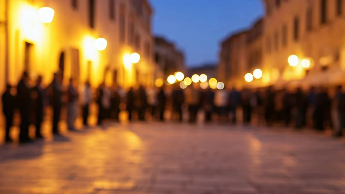 Imatge genèrica d'una processó religiosa en una plaça mediterrània al capvespre.