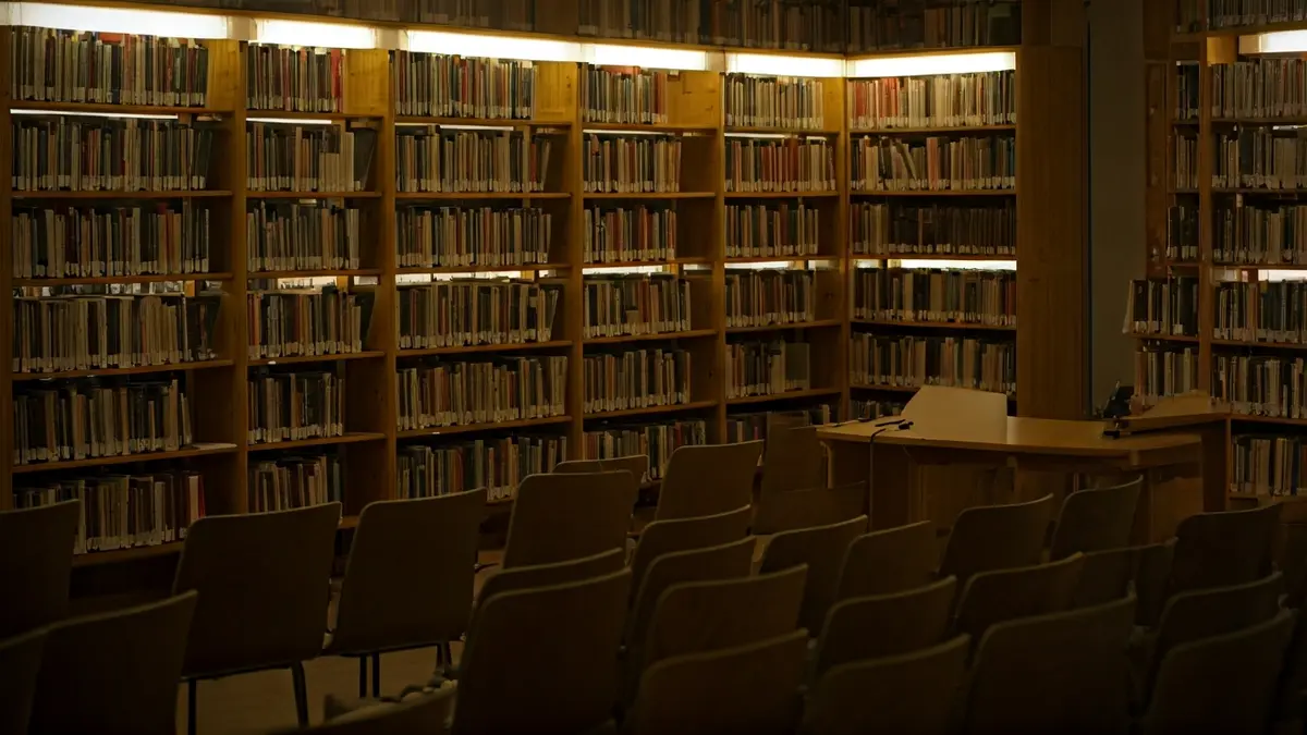 Imatge genèrica d'una sala de presentacions amb un micròfon i cadires buides.